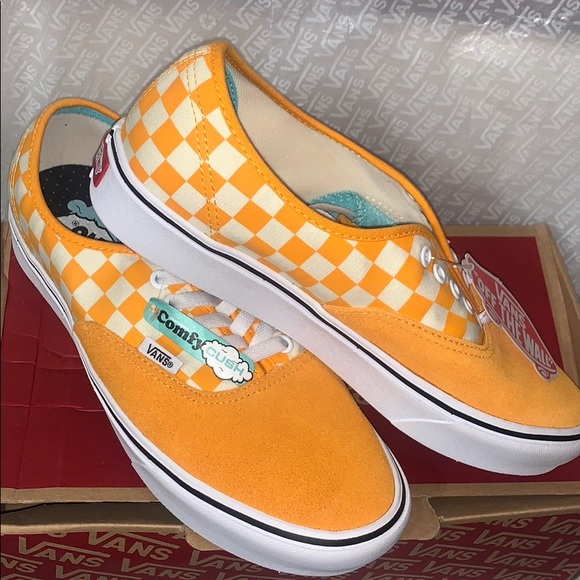 >Ⓜ️COMFYCUSH  AUTHENTIC CHECKER ZINNIA(YELLOW) WHITE CANVAS SUEDE BRAND NEW VANS - Picture 2 of 13